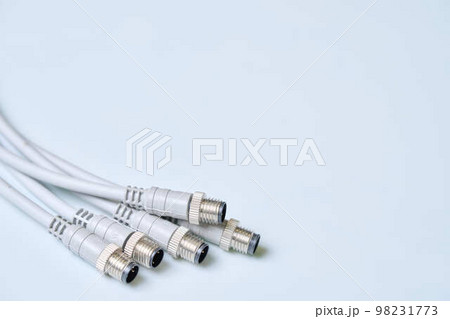 機械に接続するためコネクタを取り付けた電線 98231773