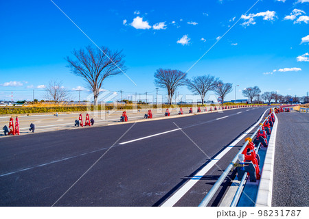 幹線道路の車線を増やす工事 国道17号上武道路上り方向 2022.12下 a-2 高彩度 幹線道路の車線を増やす工事 国道17号上武道路上り方向 2022.12下 a-2 高彩度 98231787