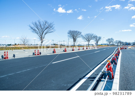 幹線道路の車線を増やす工事 国道17号上武道路上り方向 2022.12下 a-4 クールカラー 幹線道路の車線を増やす工事 国道17号上武道路上り方向 2022.12下 a-4 クールカラー 98231789