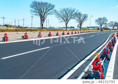 幹線道路の車線を増やす工事 国道17号上武道路上り方向 2022.12下 b-3 ライトトーン 幹線道路の車線を増やす工事 国道17号上武道路上り方向 2022.12下 b-3 ライトトーン 98231793