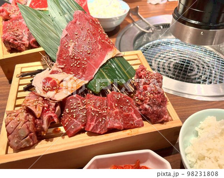 焼肉屋の肉盛り合わせ 焼肉屋の肉盛り合わせ 98231808