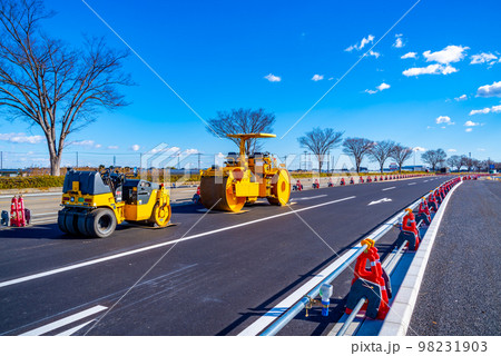 幹線道路の車線を増やす工事 国道17号上武道路上り方向 2022.12下　c-2 高彩度 98231903