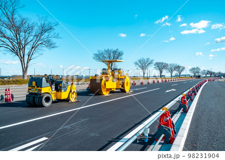 幹線道路の車線を増やす工事 国道17号上武道路上り方向 2022.12下 c-3 ライトトーン 幹線道路の車線を増やす工事 国道17号上武道路上り方向 2022.12下 c-3 ライトトーン 98231904