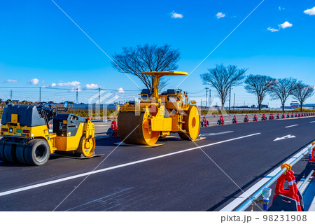 幹線道路の車線を増やす工事 国道17号上武道路上り方向 2022.12下　d-2 高彩度 98231908