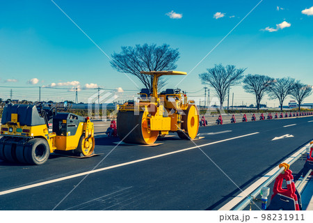 幹線道路の車線を増やす工事 国道17号上武道路上り方向 2022.12下 d-5 暖色加味 幹線道路の車線を増やす工事 国道17号上武道路上り方向 2022.12下 d-5 暖色加味 98231911