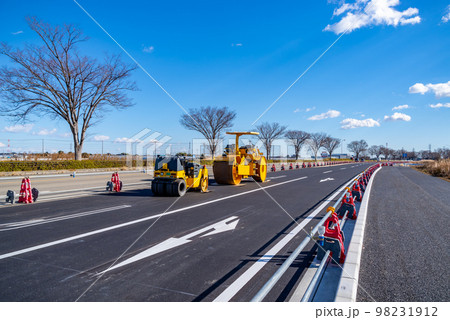 幹線道路の車線を増やす工事 国道17号上武道路上り方向 2022.12下　e-1 98231912