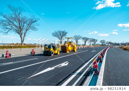 幹線道路の車線を増やす工事 国道17号上武道路上り方向 2022.12下　e-3 ライトトーン 98231914