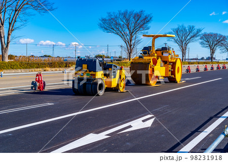 幹線道路の車線を増やす工事 国道17号上武道路上り方向 2022.12下 f-2 高彩度 幹線道路の車線を増やす工事 国道17号上武道路上り方向 2022.12下 f-2 高彩度 98231918