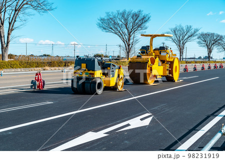 幹線道路の車線を増やす工事 国道17号上武道路上り方向 2022.12下　f-3 ライトトーン 98231919
