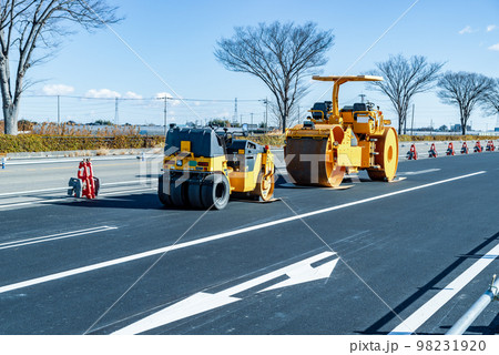 幹線道路の車線を増やす工事 国道17号上武道路上り方向 2022.12下 f-4 クールカラー 幹線道路の車線を増やす工事 国道17号上武道路上り方向 2022.12下 f-4 クールカラー 98231920