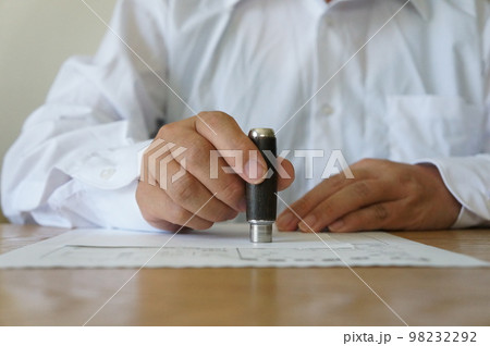 ハンコを押す人物 ハンコを押す人物 98232292