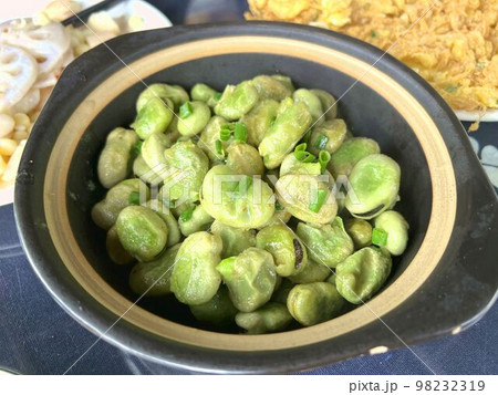 ソラマメの炒めもの(中国の農家料理) ソラマメの炒めもの(中国の農家料理) 98232319
