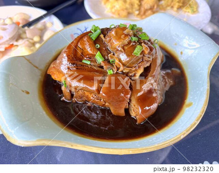 豚の煮込み（中国の農家料理） 98232320