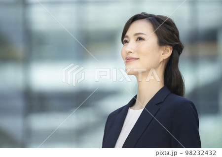 30代のビジネスウーマン　ポートレート　　撮影協力「LINK FOREST」 98232432