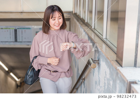 地下鉄から電車通勤するビジネスウーマン・大学生の女性 98232473