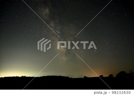 平原から見上げる星空に流れ星3 98232630