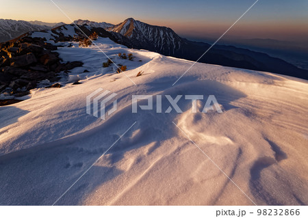 北アルプス・蝶ヶ岳から見る夕照の常念岳 98232866