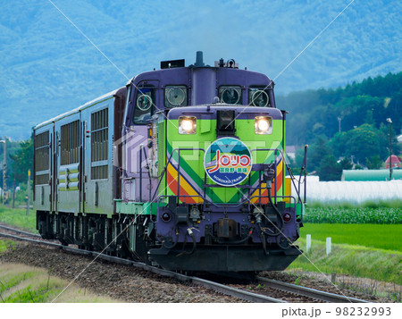 北海道_富良野をいくノロッコ号の風景 98232993