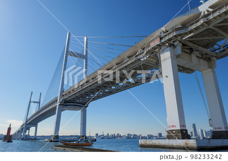大黒ふ頭からの横浜ベイブリッジと横浜港 98233242