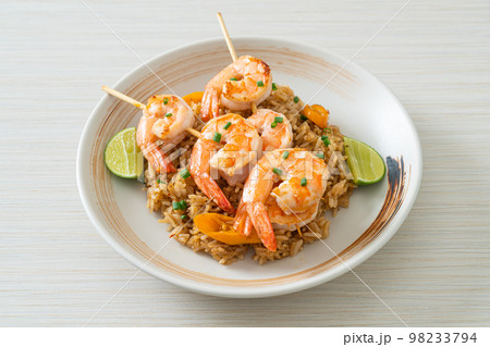 fried rice with shrimps skewers 98233794