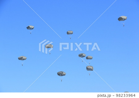 落下傘降下　離島奪還演習　特殊部隊　空挺降下 98233964