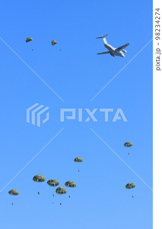 落下傘降下　離島奪還演習　特殊部隊　空挺降下 98234274