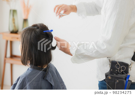 小学生の女の子のヘアカット 98234275