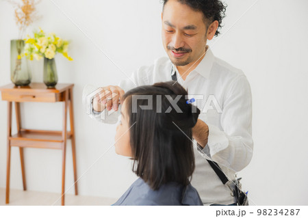 小学生の女の子のヘアカット 小学生の女の子のヘアカット 98234287