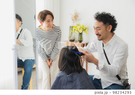 小学生の女の子のヘアカット 98234293