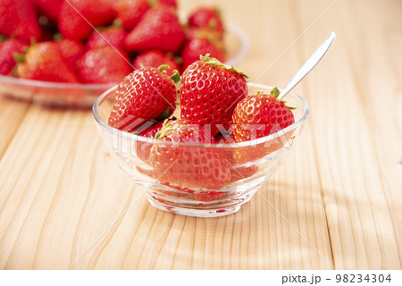 苺　たくさん　ガラス皿 98234304