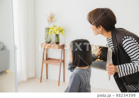 小学生の女の子のヘアカット　 98234399