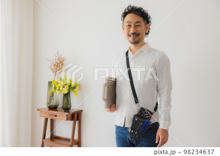 髭の美容師 98234637