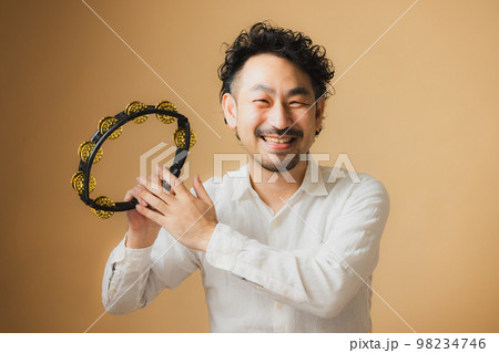 タンバリンを持つ髭の男性 タンバリンを持つ髭の男性 98234746