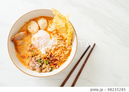 instant noodles with pork and meatballs in spicy soup 98235285