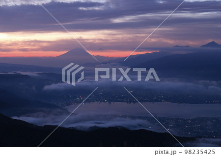 高ボッチ高原から見る富士山と諏訪湖 98235425