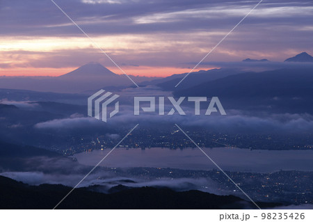 高ボッチ高原から見る富士山と諏訪湖 高ボッチ高原から見る富士山と諏訪湖 98235426