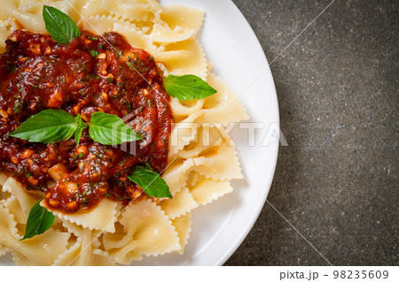 farfalle pasta with basil and garlic in tomato sauce 98235609