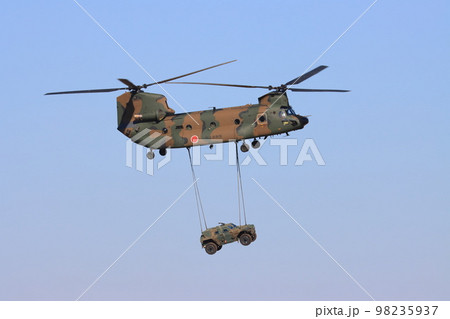 ヘリコプターによる車両懸架　離島奪還演習 98235937