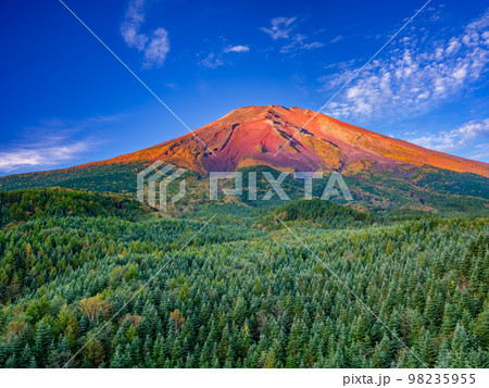 富士山_紅葉と赤富士の絶景の写真素材 [98235955] - PIXTA