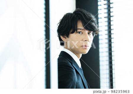 若いビジネスマンのポートレート 若いビジネスマンのポートレート 98235963