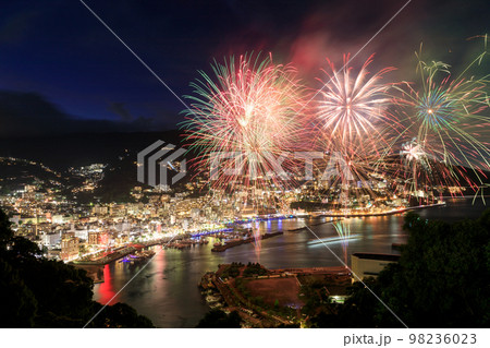 熱海温泉_熱海海上花火大会の絶景 98236023