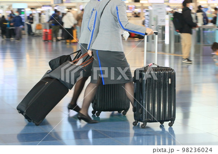 搭乗口に向かう客室乗務員 搭乗口に向かう客室乗務員 98236024