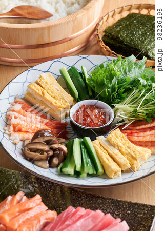 手巻き寿司の具材 手巻き寿司の具材 98236193