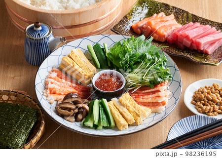 手巻き寿司の具材 手巻き寿司の具材 98236195