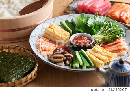 手巻き寿司の具材 98236207