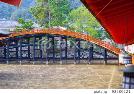 厳島神社の反り橋 厳島神社の反り橋 98236221