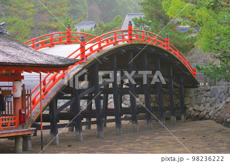 厳島神社の反り橋 厳島神社の反り橋 98236222