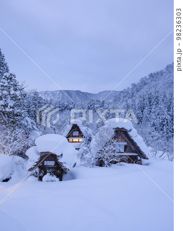 岐阜_豪雪の世界遺産白川郷の夜景 岐阜_豪雪の世界遺産白川郷の夜景 98236303