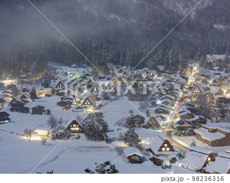 岐阜_豪雪の世界遺産白川郷の夜景 岐阜_豪雪の世界遺産白川郷の夜景 98236316