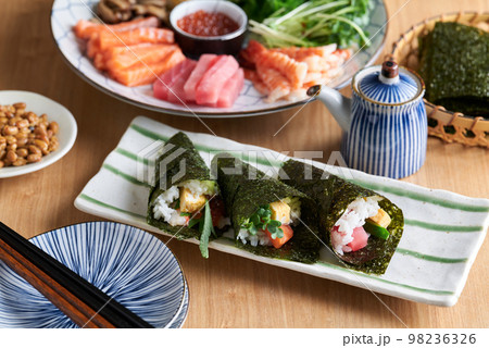手巻き寿司 98236326